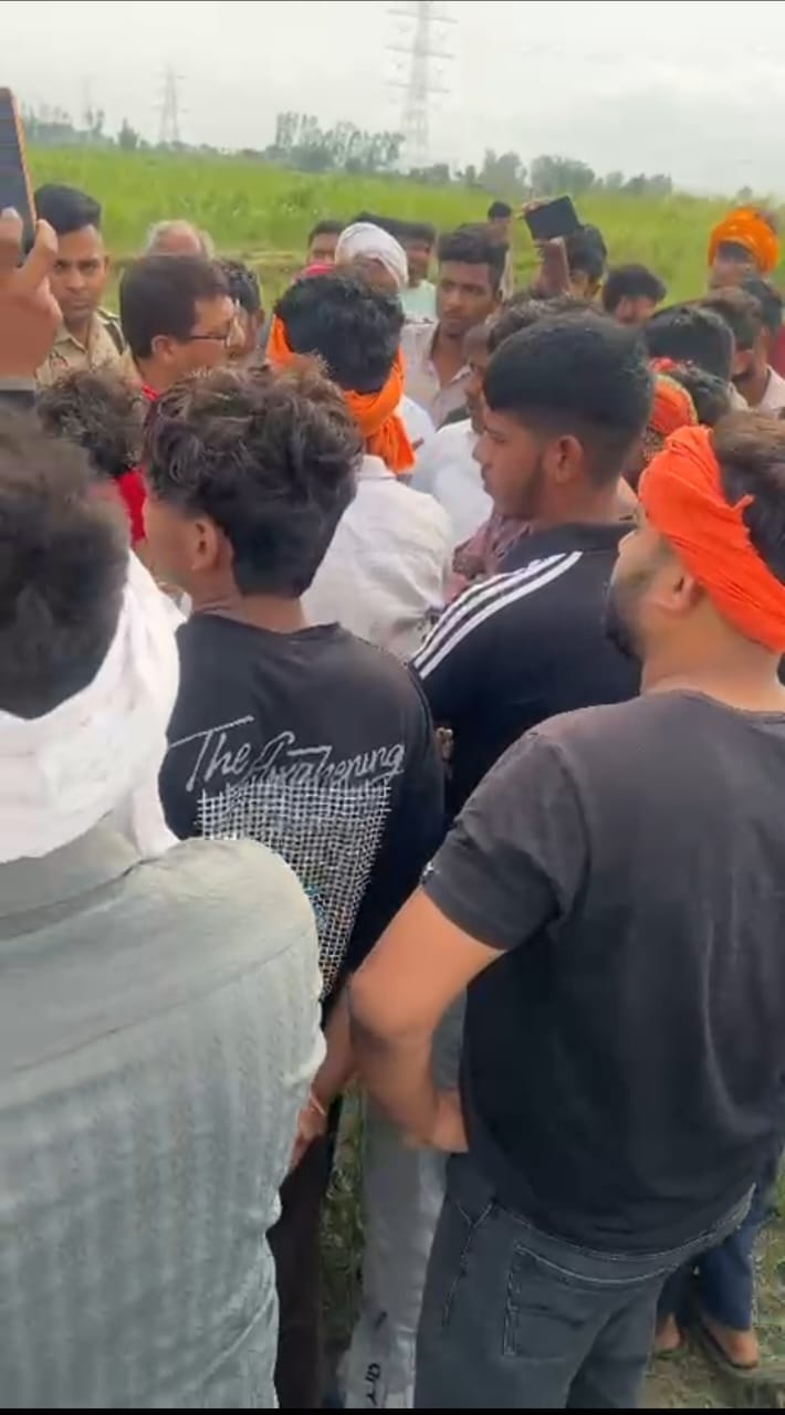 जानीखुर्द। गोकशी के बाद मौके जमा ग्रामीण फोटो संवाद
