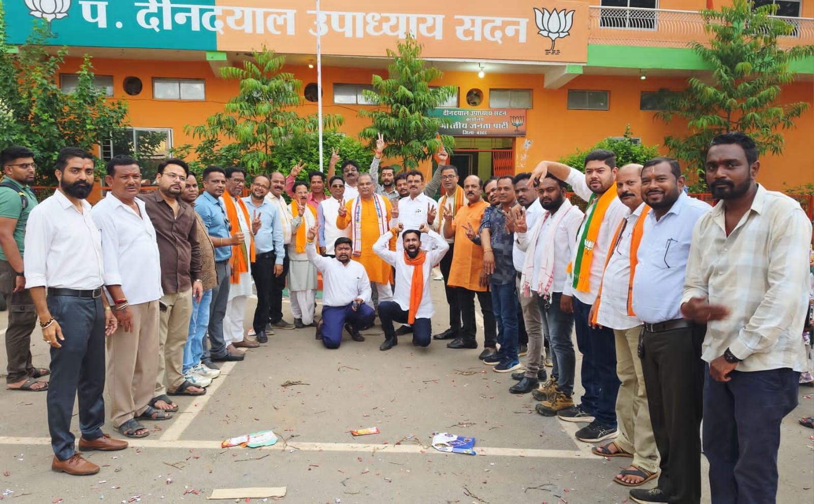 जीत पर बधाई देते कार्यकर्ता