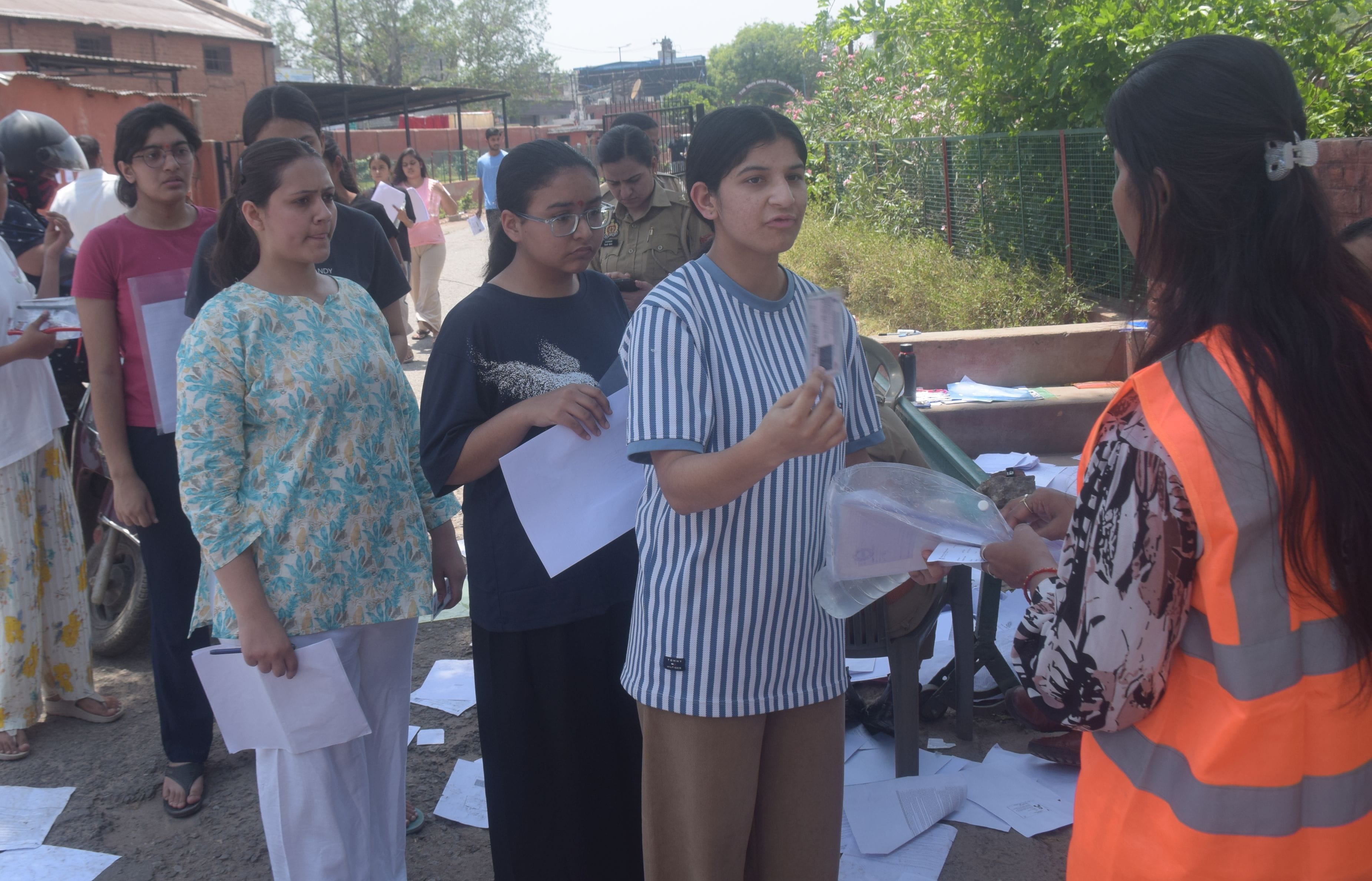 कानों से कुंडल और अन्य आभूषण भी उतरवा दिए कानों से कुंडल और अन्य आभूषण भी उतरवा दिए