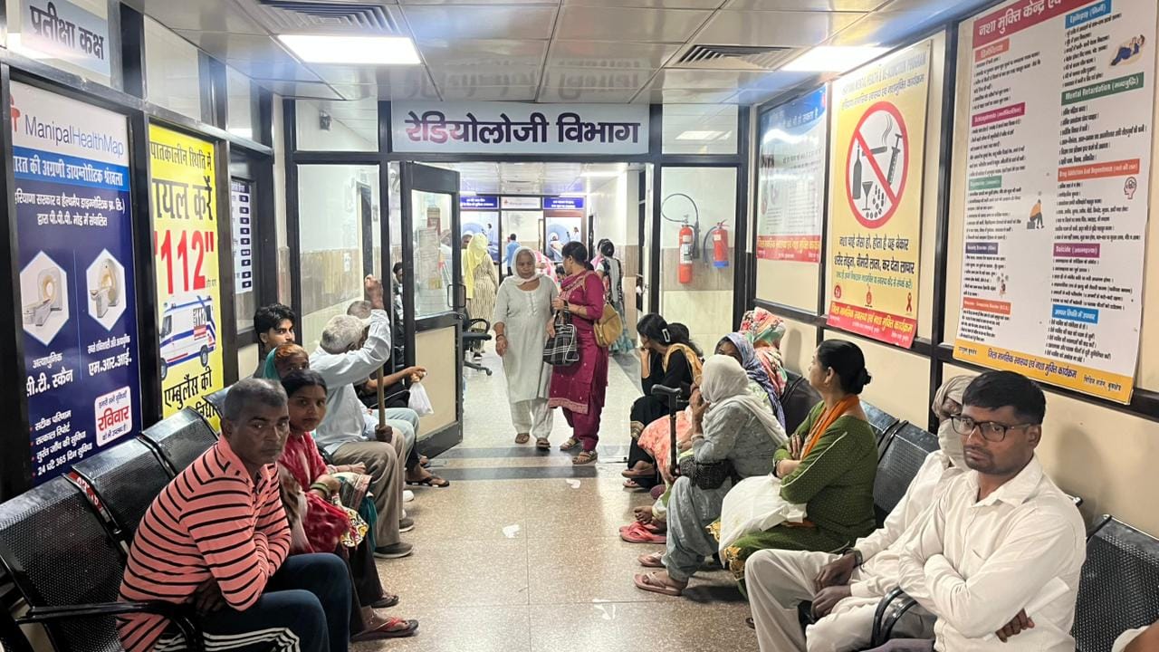 कुरुक्षेत्र। एलएनजेपी अस्पताल में रेडियोलॉजी विभाग के बाहर इंतजार करते मरीज । संवाद