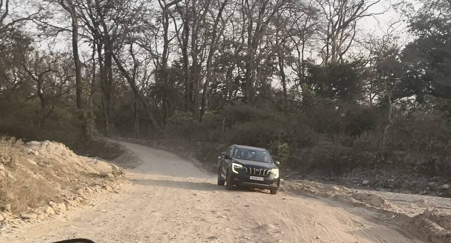 कोटद्वार भाबर में चिल्लरखाल मार्ग पर सिगड्डी स्रोत क्षेत्र में मार्ग की मरम्मत में जुटी जेसीबी। कोटद्वार भाबर में चिल्लरखाल मार्ग पर सिगड्डी स्रोत क्षेत्र में मार्ग की मरम्मत में जुटी जेसीबी।