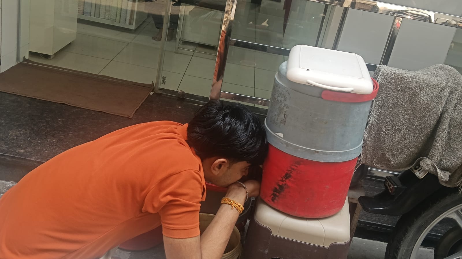 कैथल के पिहोवा चौक पर की गई पानी की व्यवस्था में मटकों से पानी लेता व्यक्ति। संवाद
