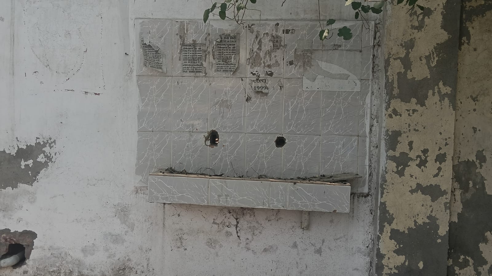 कैथल के पिहोवा चौक पर की गई पानी की व्यवस्था में मटकों से पानी लेता व्यक्ति। संवाद
