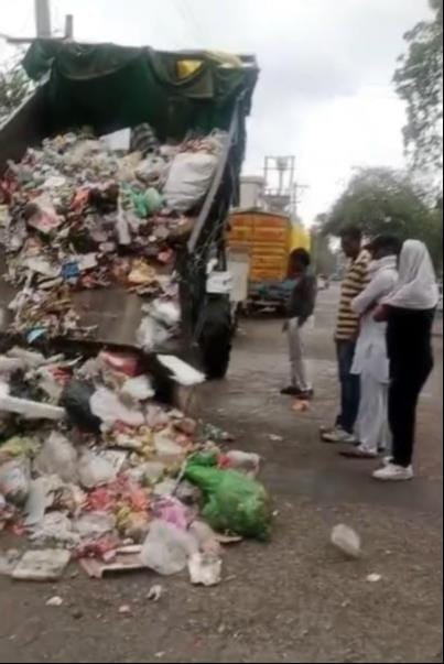 खालसा कॉलेज के पास ट्राली में लेकर जा रहे कचरे को सड़क पर खाली करवाते यूनियन के पदाधिकारी। यून
