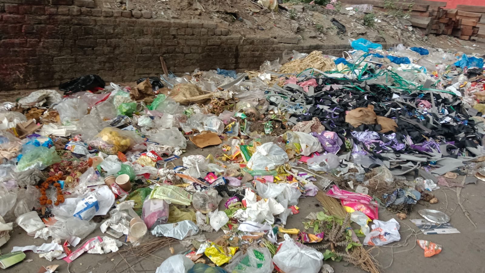 खालसा कॉलेज के पास ट्राली में लेकर जा रहे कचरे को सड़क पर खाली करवाते यूनियन के पदाधिकारी। यून