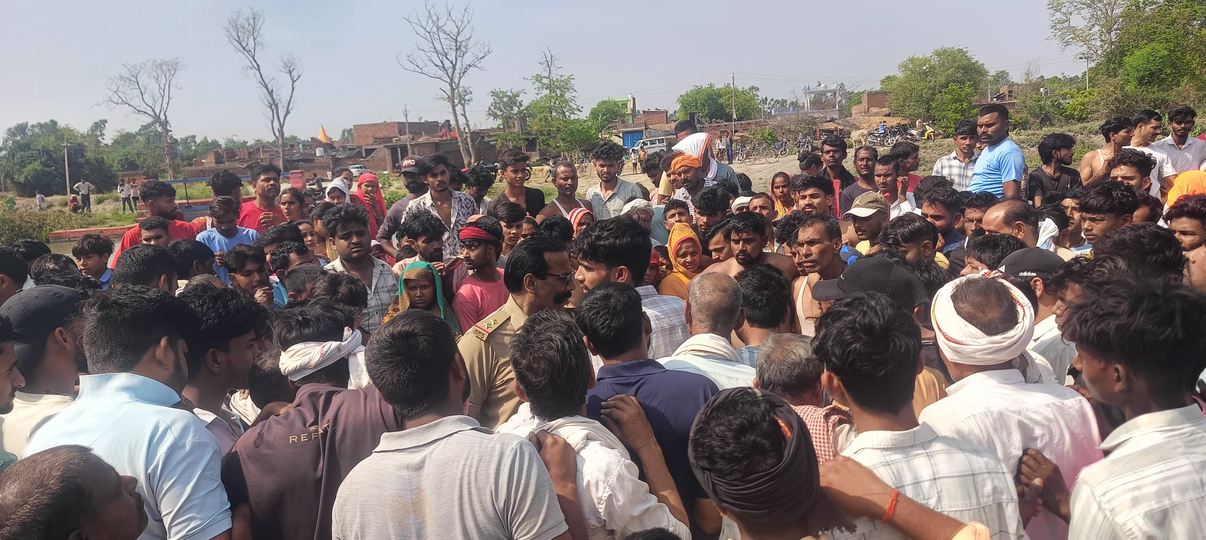 मौके पर जमा भीड़। मौके पर जमा भीड़।