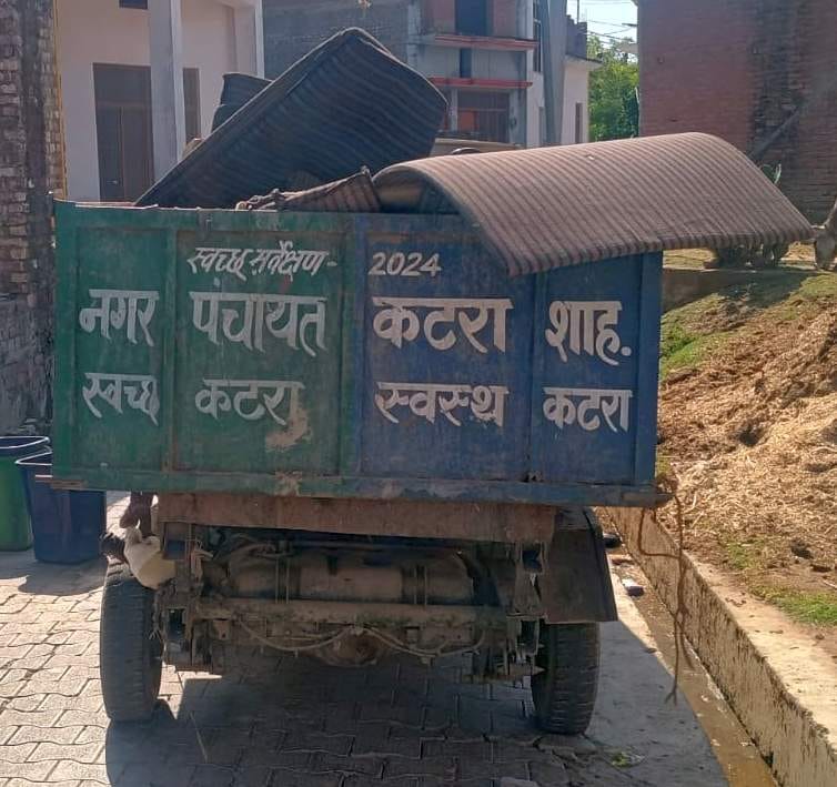 मीरानपुर कटरा में पोलिंग पार्टियों को रवाना करते एडीएम वित्त एवं राजस्व अरविंद कुमार। संवाद मीरानपुर कटरा में पोलिंग पार्टियों को रवाना करते एडीएम वित्त एवं राजस्व अरविंद कुमार। संवाद