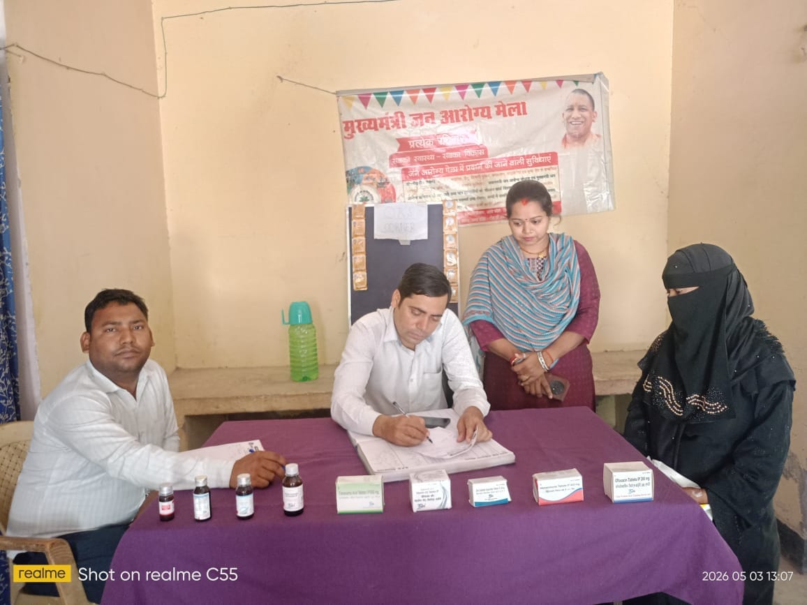 मूरतगंज सीएचसी में बच्चे की जांच करते सीएमओ डॉ. संजय कुमार सिंह। स्रोत: स्वयं