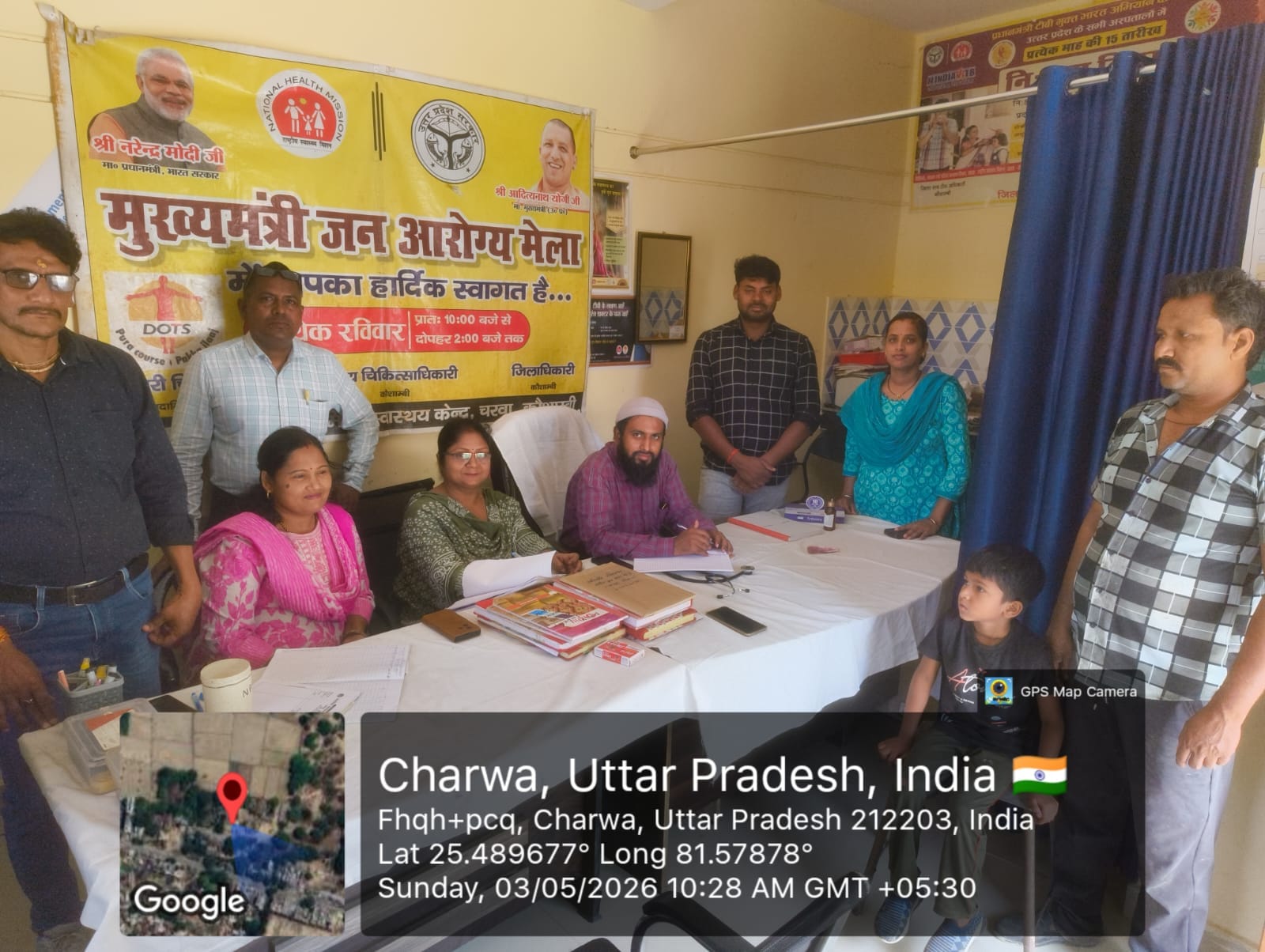 मूरतगंज सीएचसी में बच्चे की जांच करते सीएमओ डॉ. संजय कुमार सिंह। स्रोत: स्वयं