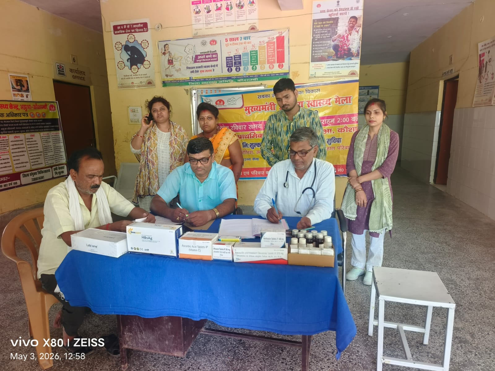 मूरतगंज सीएचसी में बच्चे की जांच करते सीएमओ डॉ. संजय कुमार सिंह। स्रोत: स्वयं