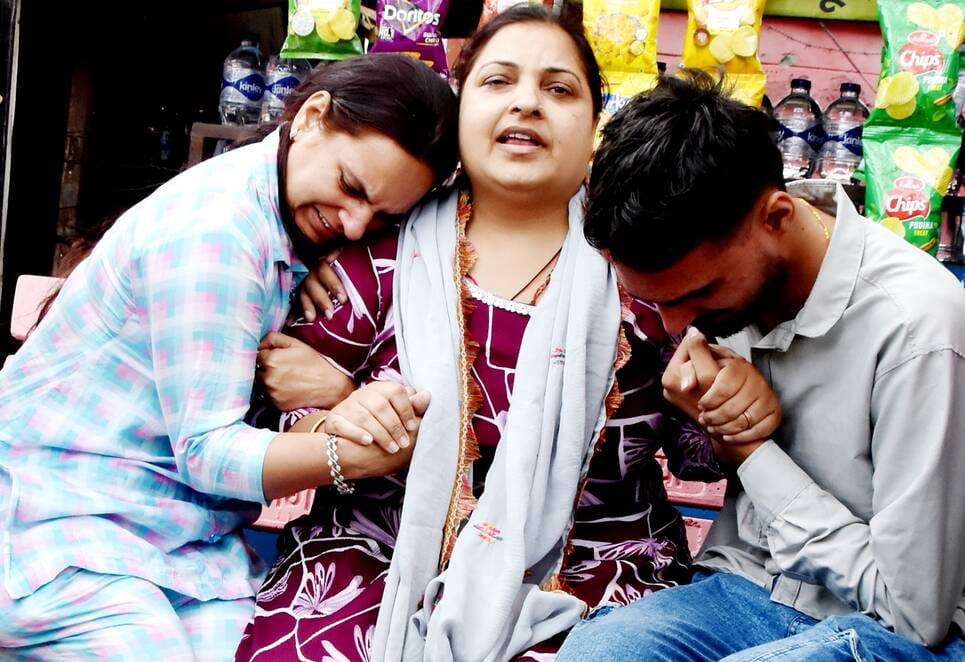 मृतक छात्र अंशुमन के शव को पोस्टमार्टम के लिए लेजाते परिजन