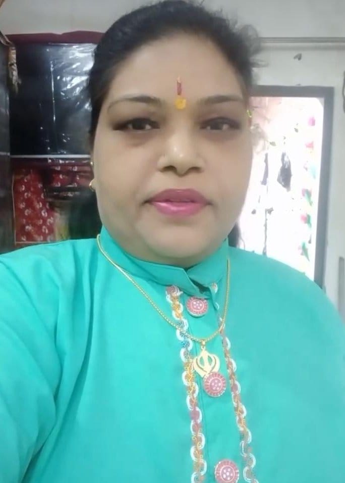 मृतक छात्र अंशुमन के शव को पोस्टमार्टम के लिए लेजाते परिजन