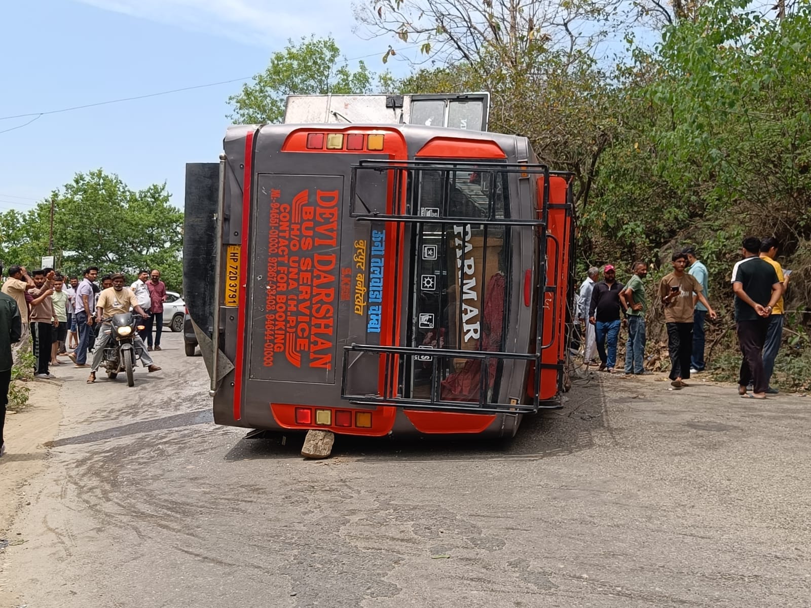 नूरपुर के समीप न्याजपुर में बस हादसे के घायल बच्ची। जागरूक पाठक नूरपुर के समीप न्याजपुर में बस हादसे के घायल बच्ची। जागरूक पाठक