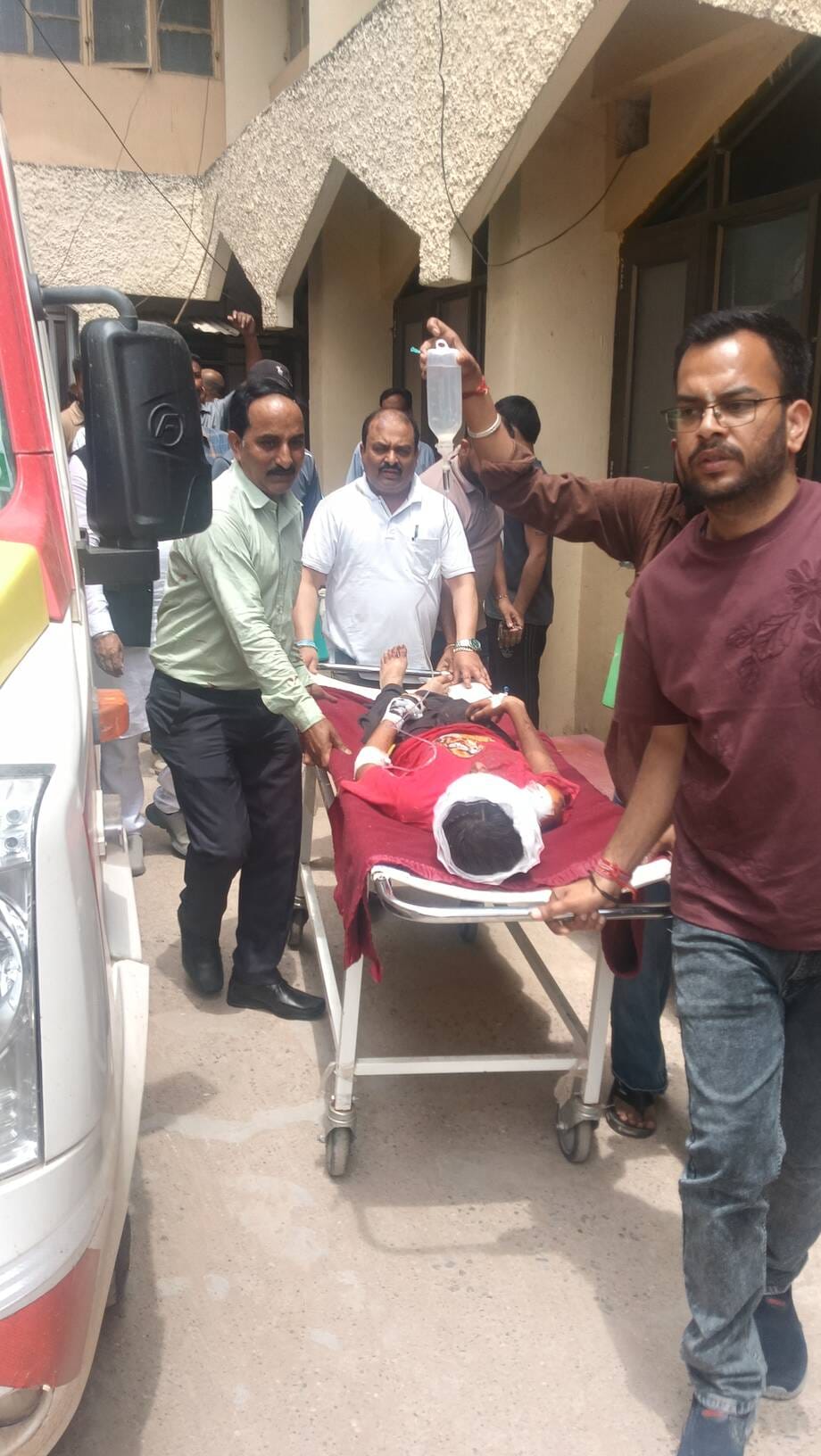 नूरपुर के समीप न्याजपुर में बस हादसे के घायल बच्ची। जागरूक पाठक नूरपुर के समीप न्याजपुर में बस हादसे के घायल बच्ची। जागरूक पाठक