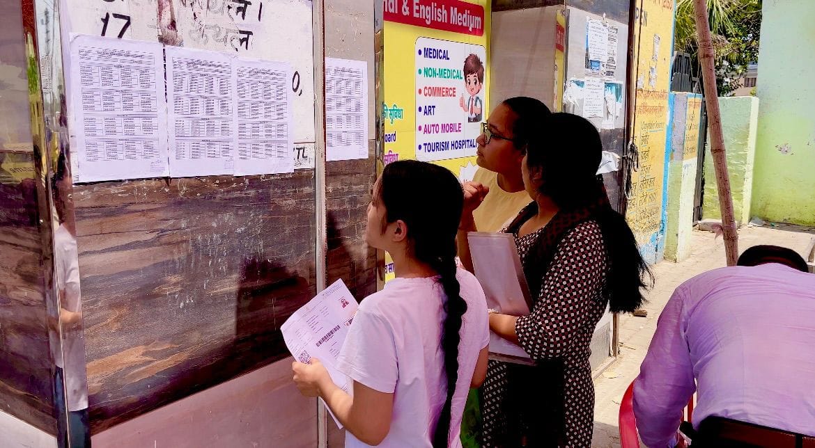 नीट एग्जाम के लिए पहुंचे अभ्यर्थी