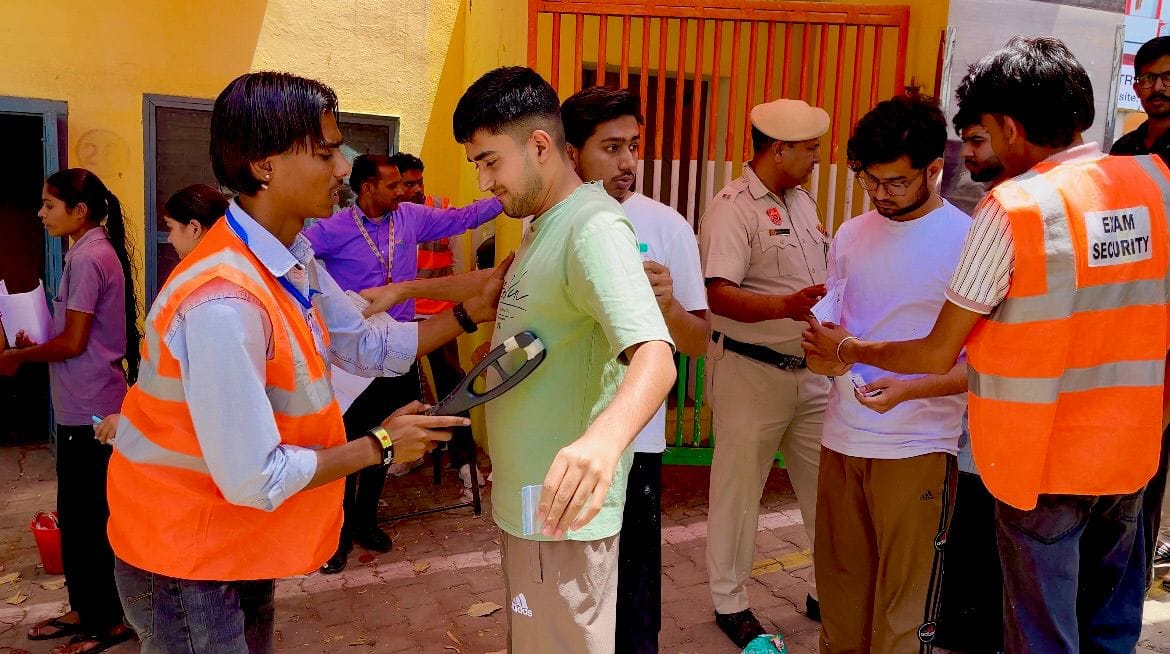 नीट एग्जाम के लिए पहुंचे अभ्यर्थी