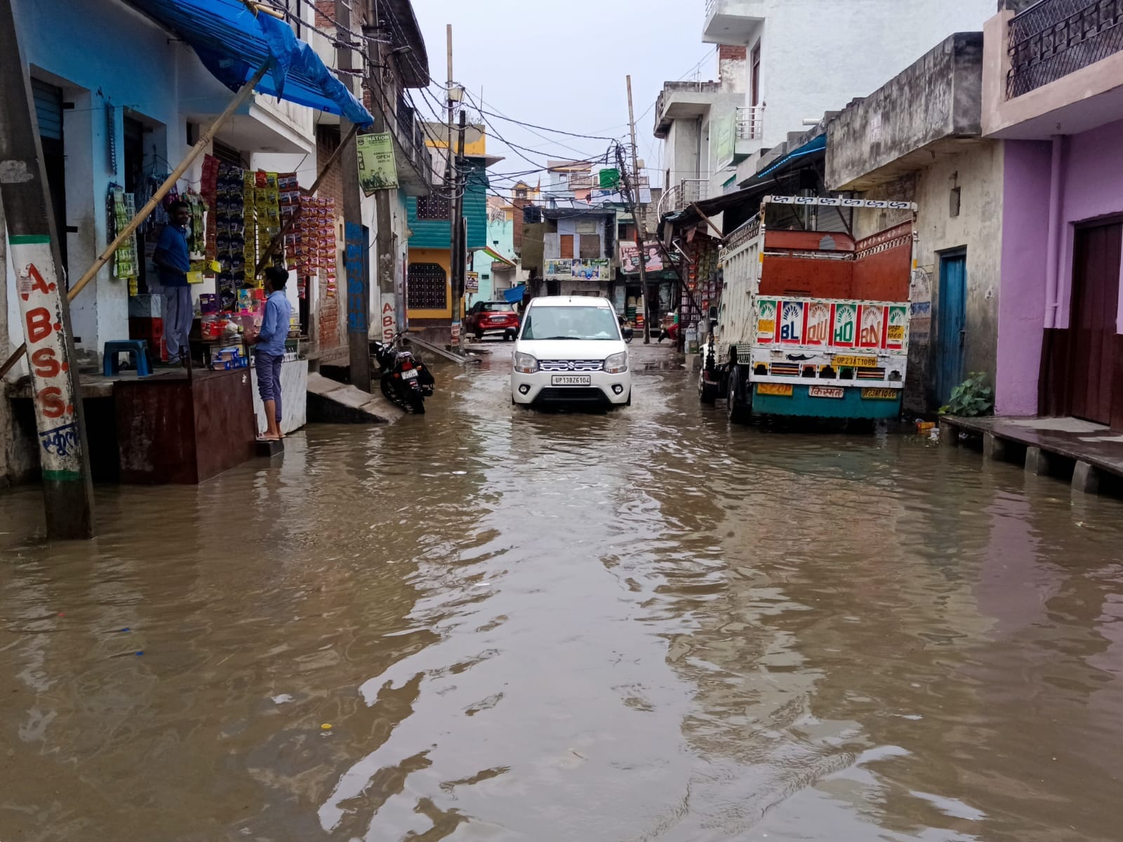 औरंगाबाद के प्राचीन नागेश्वर शिव मंदिर के चौराहे पर सड़क पर जमा बारिश का पानी। संवाद