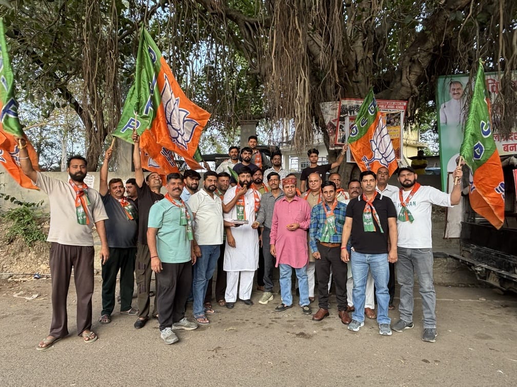 पश्चिम बंगाल में भाजपा की जीत पर धर्मशाला के दाड़ी में ढ़ोल की थाप पर नाचते हुए भाजपा विधायक स