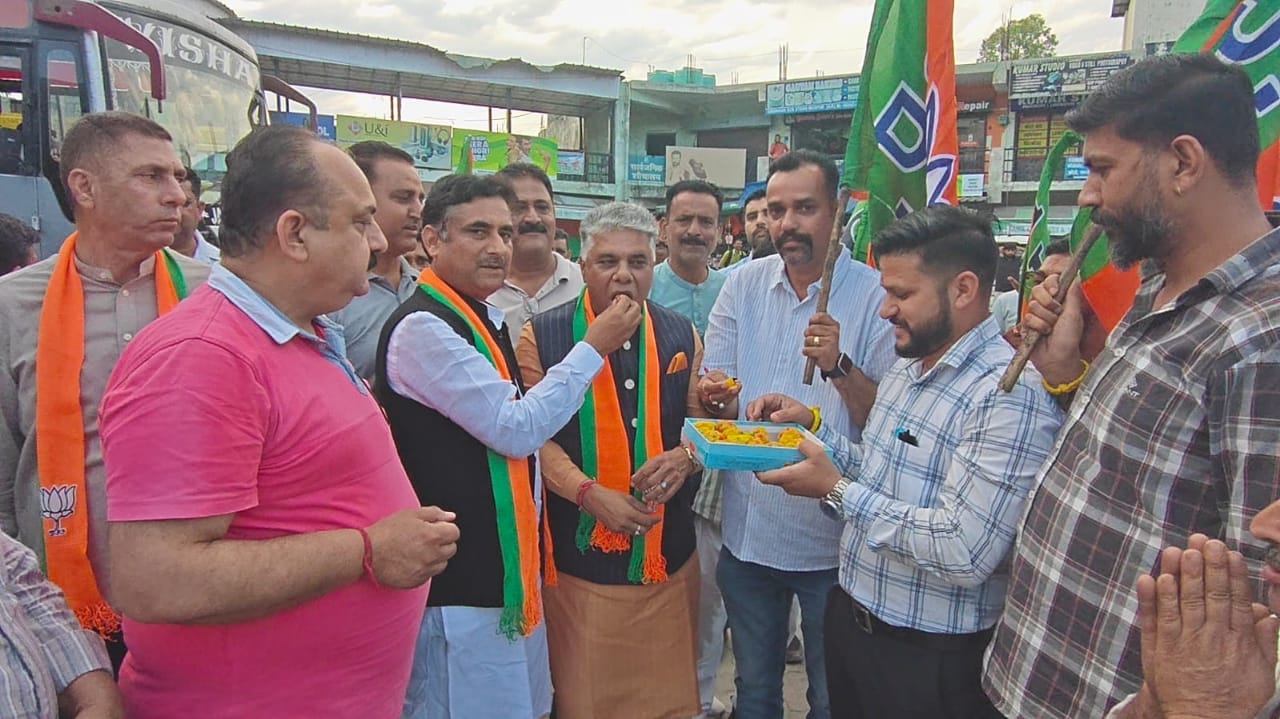 पश्चिम बंगाल में भाजपा की जीत पर धर्मशाला के दाड़ी में ढ़ोल की थाप पर नाचते हुए भाजपा विधायक स