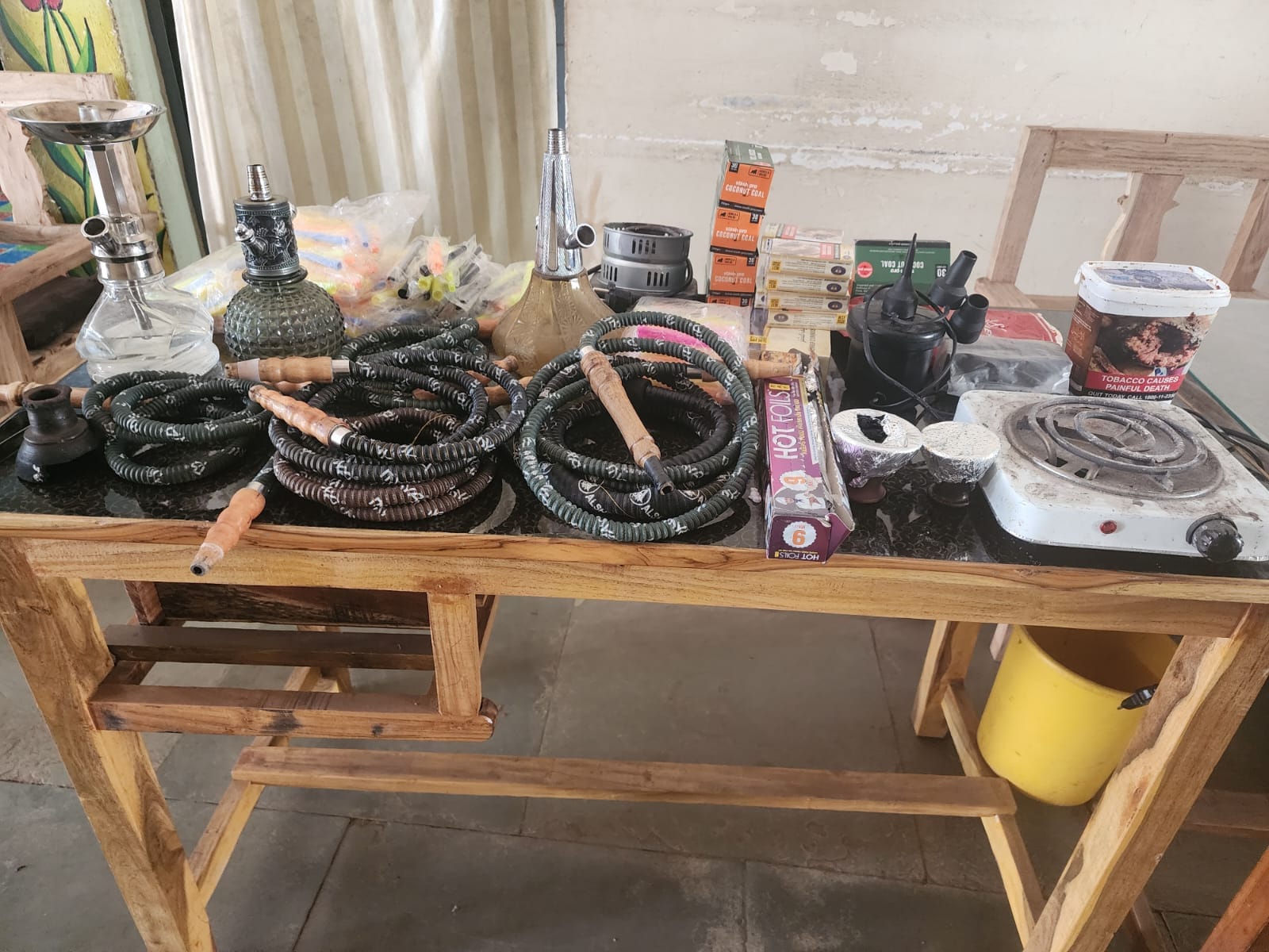 पुलिस ने हुक्का पीते 6 आरोपी गिरफ्तार।