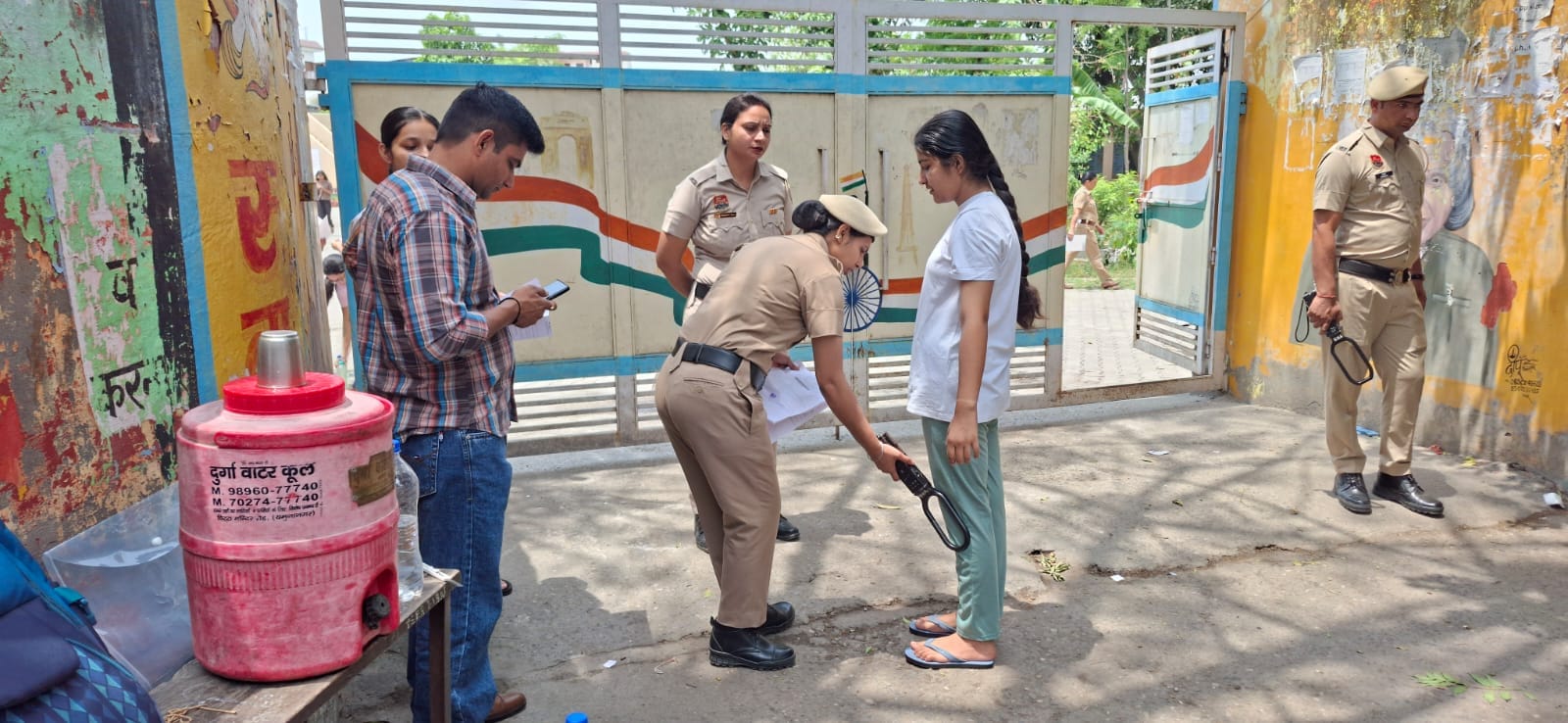 परीक्षा के बाद मॉडल टाउन के राजकीय स्कूल बाहर परीक्षार्थियों व अभिभावकों की उपस्थिति से लगी 