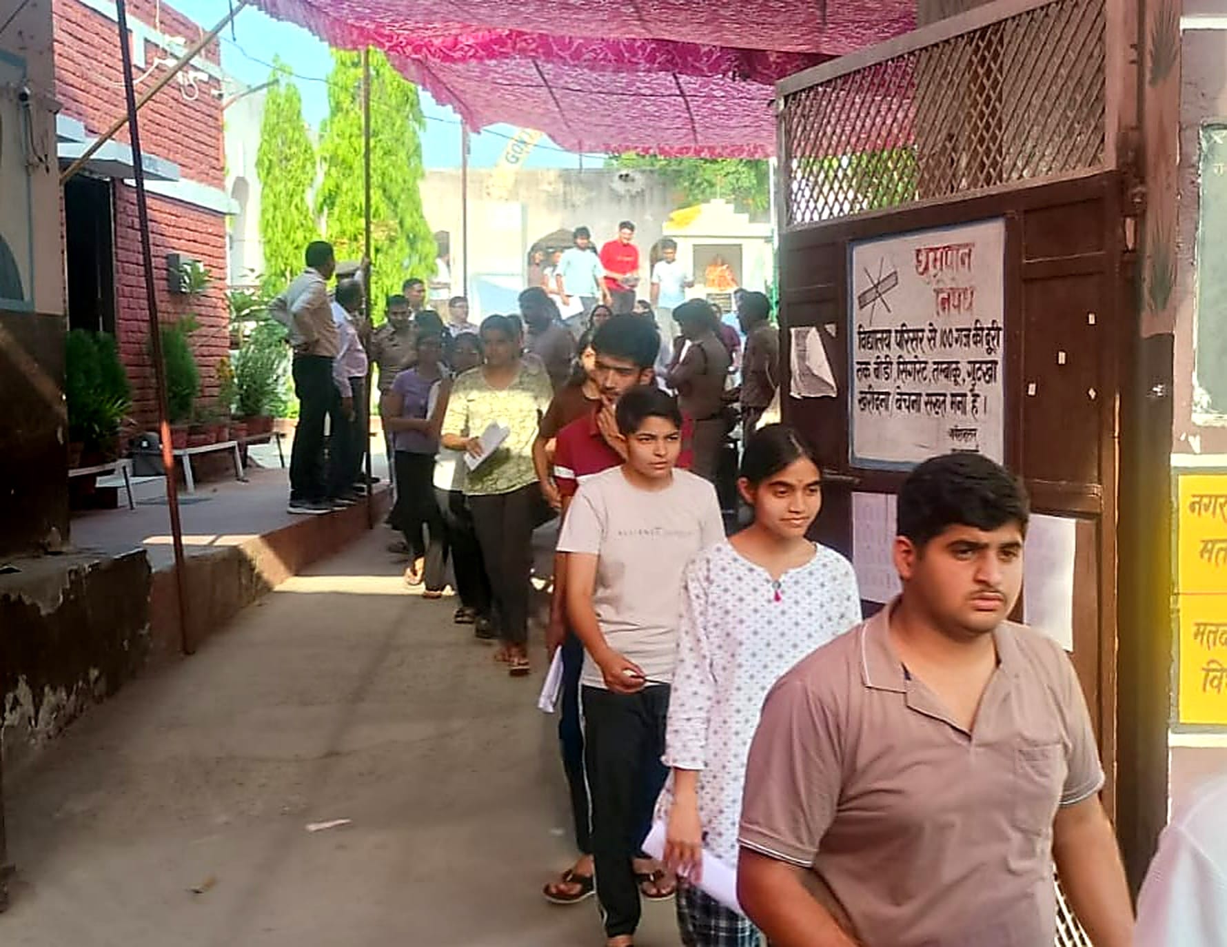 परीक्षा केंद्र के बाहर निकलने के बाद अपने पिता के गले गल रोती छात्रा। संवाद