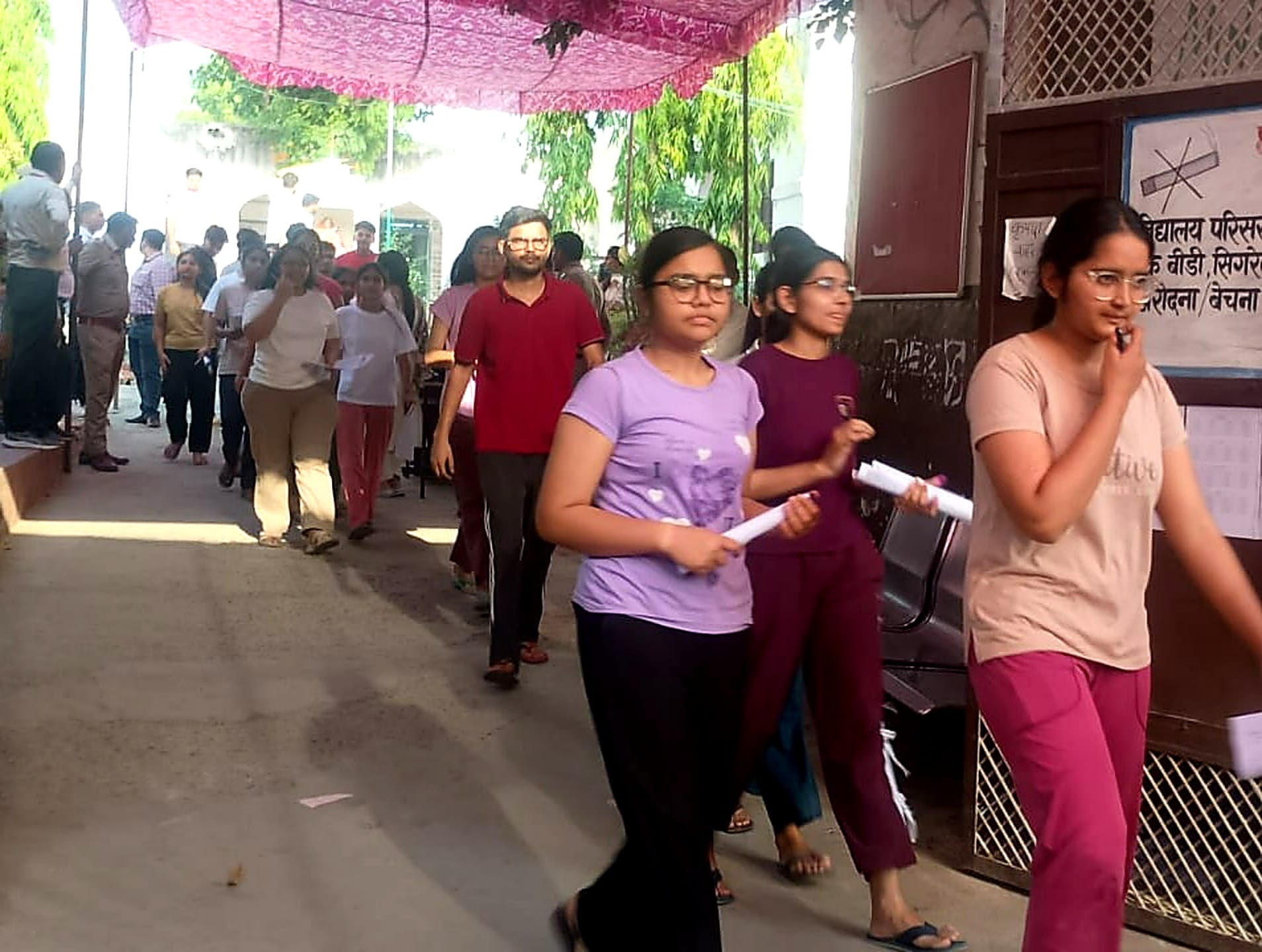 परीक्षा केंद्र के बाहर निकलने के बाद अपने पिता के गले गल रोती छात्रा। संवाद