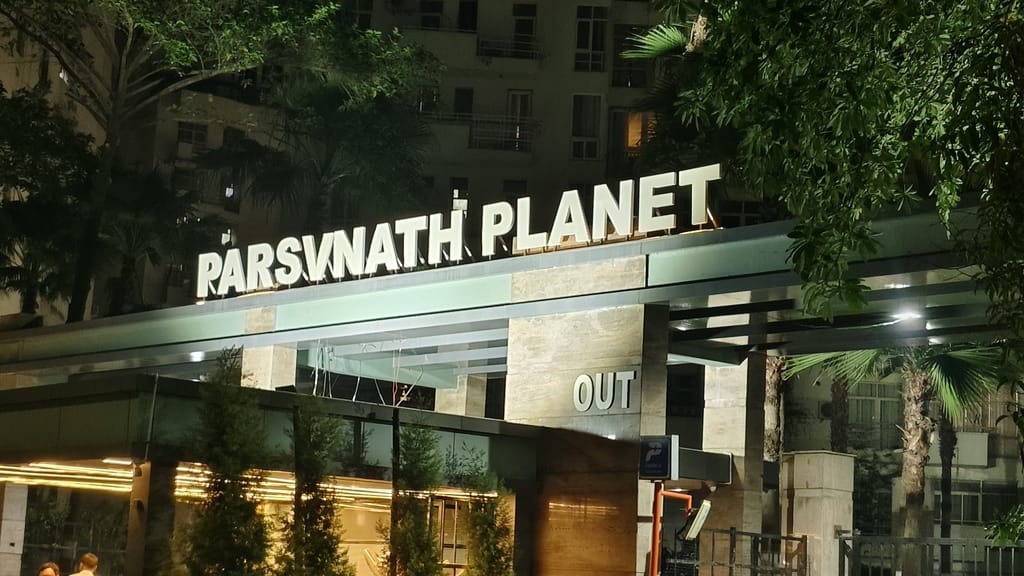 पार्श्वनाथ प्लाजा की 11वीं मंजिल से गिरी टेलीकॉलर शिवांशी पाल। 