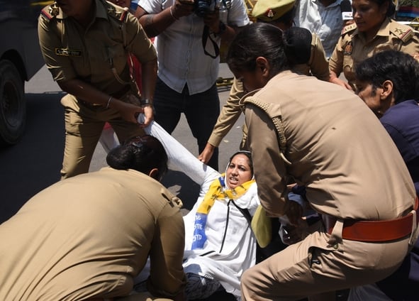 प्रदर्शन करते आप कार्यकर्ता। प्रदर्शन करते आप कार्यकर्ता।
