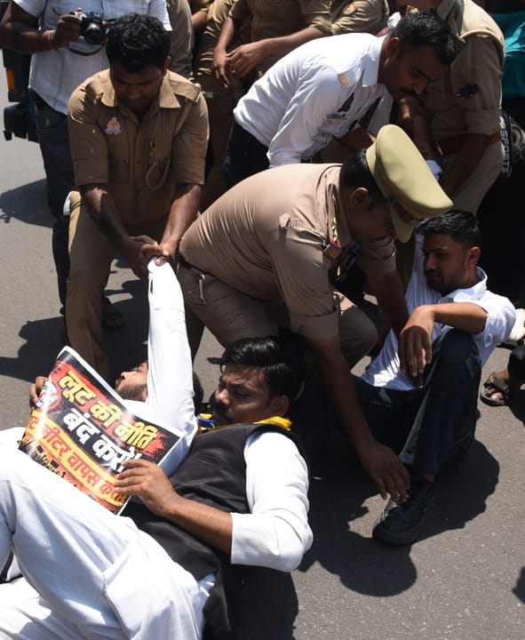 प्रदर्शन करते आप कार्यकर्ता। प्रदर्शन करते आप कार्यकर्ता।