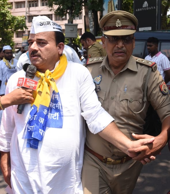 प्रदर्शन करते आप कार्यकर्ता। प्रदर्शन करते आप कार्यकर्ता।