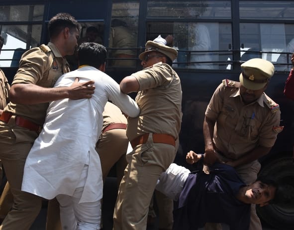 प्रदर्शन करते आप कार्यकर्ता। प्रदर्शन करते आप कार्यकर्ता।