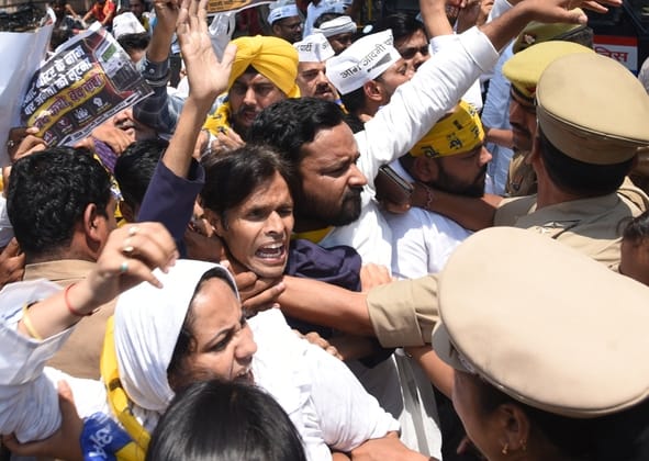 प्रदर्शन करते आप कार्यकर्ता। प्रदर्शन करते आप कार्यकर्ता।