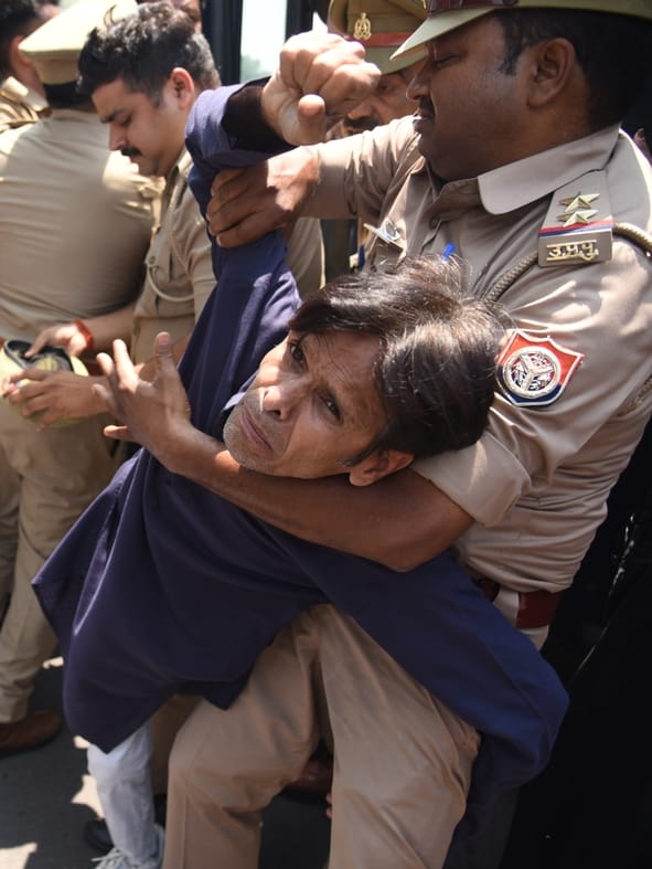 प्रदर्शन करते आप कार्यकर्ता। प्रदर्शन करते आप कार्यकर्ता।
