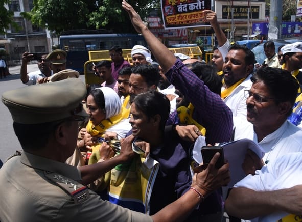 प्रदर्शन करते आप कार्यकर्ता। प्रदर्शन करते आप कार्यकर्ता।