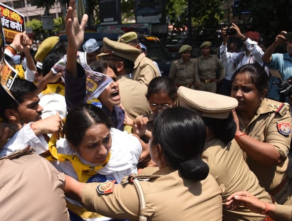 प्रदर्शन करते आप कार्यकर्ता। प्रदर्शन करते आप कार्यकर्ता।
