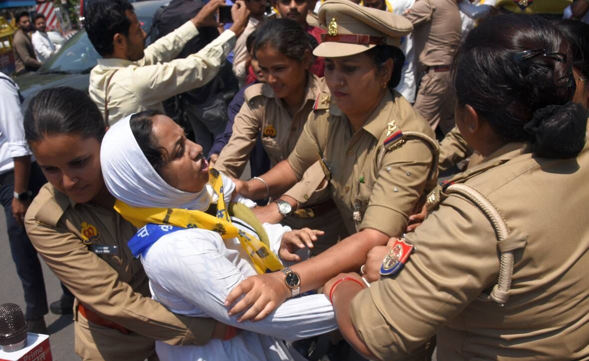 प्रदर्शन करते आप कार्यकर्ता। प्रदर्शन करते आप कार्यकर्ता।