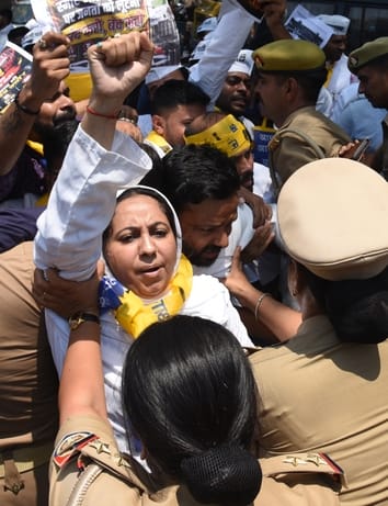 प्रदर्शन करते आप कार्यकर्ता। प्रदर्शन करते आप कार्यकर्ता।