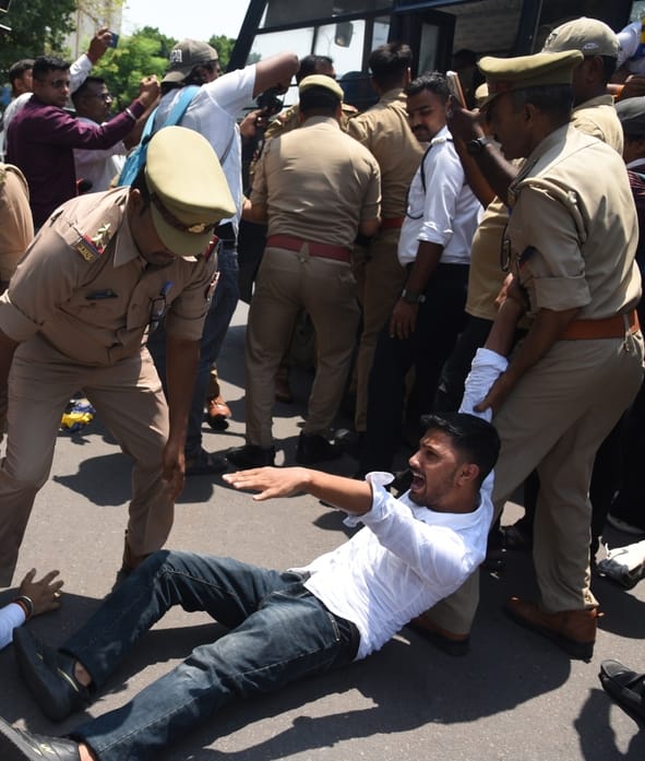 प्रदर्शन करते आप कार्यकर्ता। प्रदर्शन करते आप कार्यकर्ता।