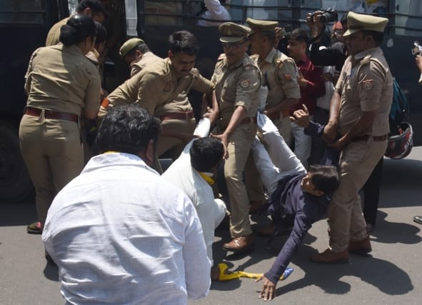 प्रदर्शन करते आप कार्यकर्ता। प्रदर्शन करते आप कार्यकर्ता।