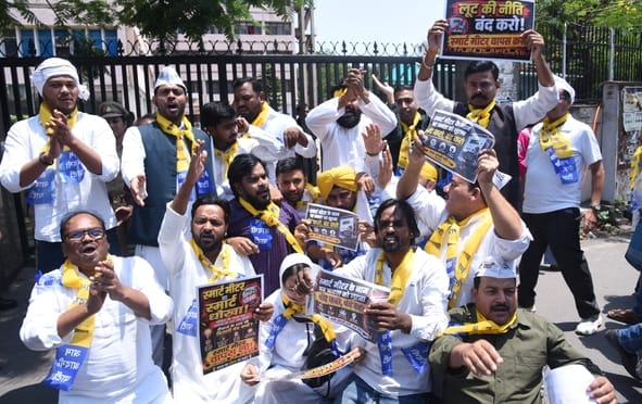 प्रदर्शन करते आप कार्यकर्ता। प्रदर्शन करते आप कार्यकर्ता।