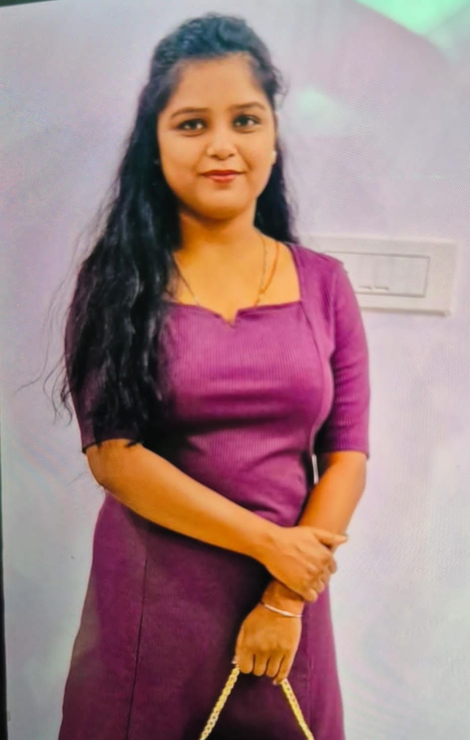 पोस्टमार्टम हाउस के बाहर विलाप करती मृतका शालिनी की मां। संवाद