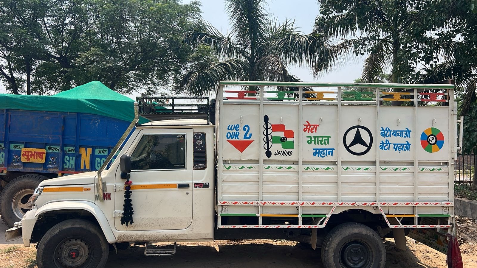 पशु तस्करों से मुठभेड़ में थाना प्रभारी व एक पीसीआर के शीशे पत्थर लगने पर टूटे व पीसीआर के बोनट