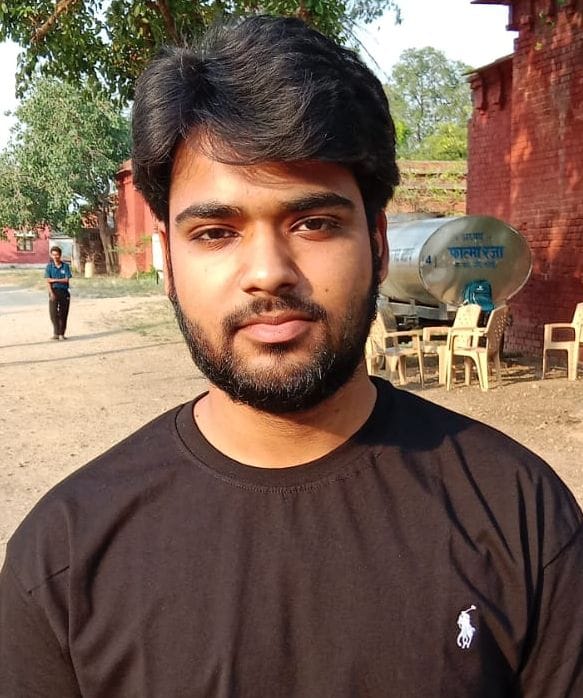 राजकीय इंटर काॅलेज गेट पर  अभ्यार्थियों की चेकिंग की गई। संवाद