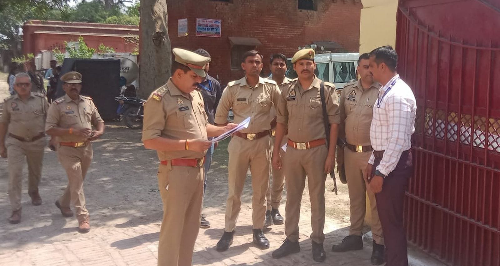 राजकीय इंटर काॅलेज गेट पर  अभ्यार्थियों की चेकिंग की गई। संवाद