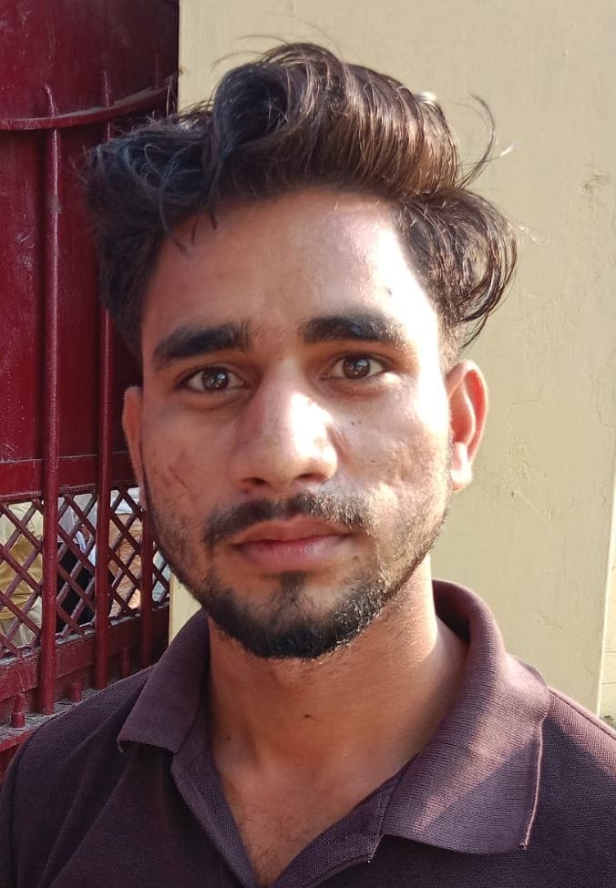 राजकीय इंटर काॅलेज गेट पर  अभ्यार्थियों की चेकिंग की गई। संवाद