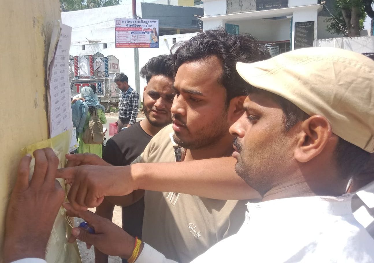 राजकीय इंटर काॅलेज गेट पर  अभ्यार्थियों की चेकिंग की गई। संवाद