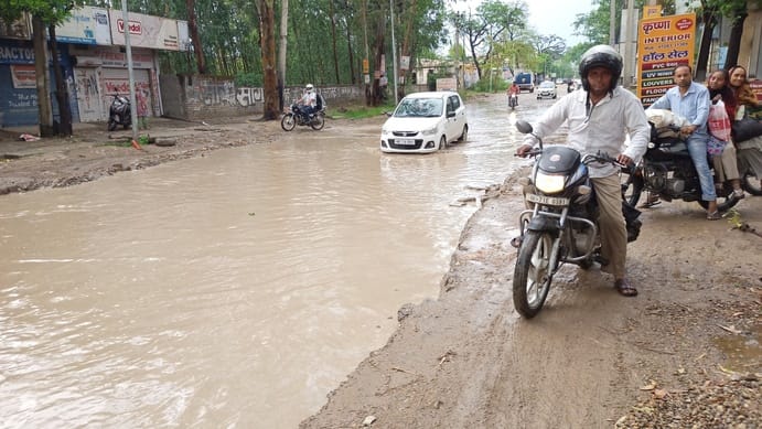 राजकीय विद्यालय भेड़थल के बाहर टूटे तार व गुजरता ट्रक। संवाद