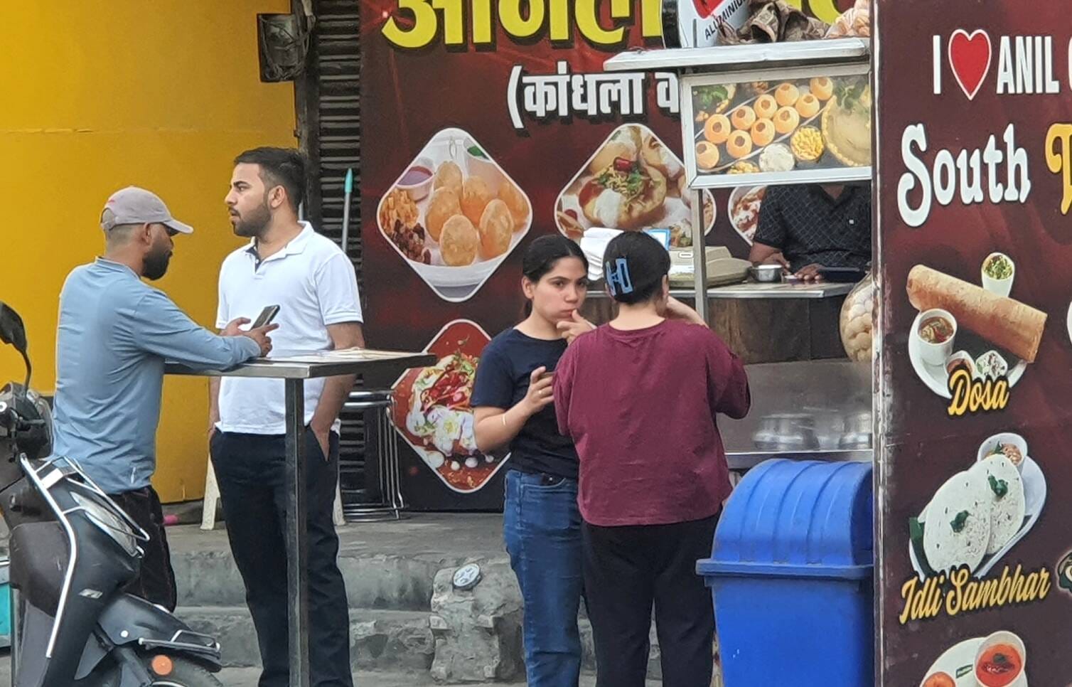 रेलवे रोड पर मोमोज तैयार करता स्ट्रीट वेंडर 