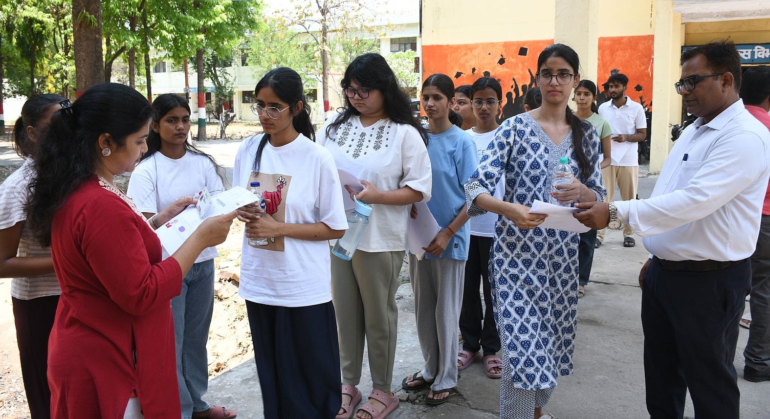 राष्ट्रीय परीक्षा एजेंसी ने रविवार को राजधानी के 76 केंद्रों पर राष्ट्रीय पात्रता सह प्रवेश परी